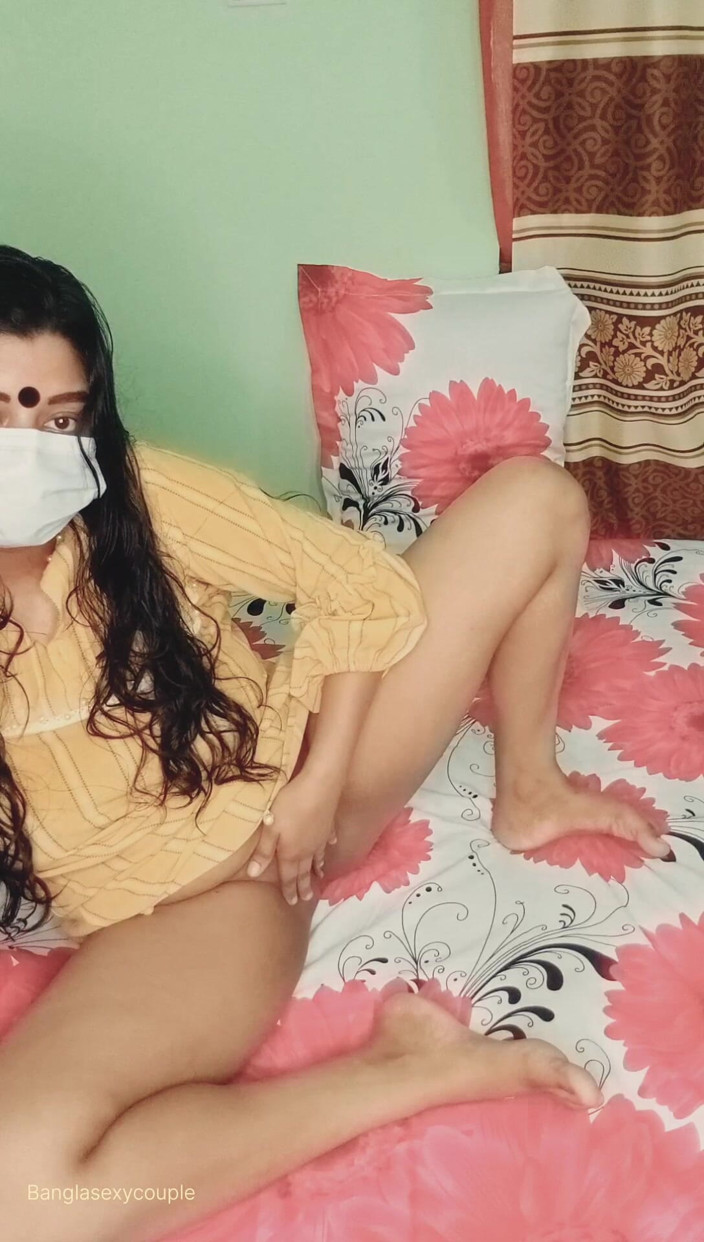 Banglasexycouple: sundar larki apni tang gili choot men hastamaithun karti hai...