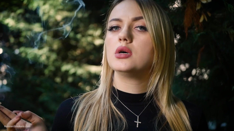 Russian Smokers: Cô bé tóc vàng nóng bỏng hút một điếu thuốc lá đen...