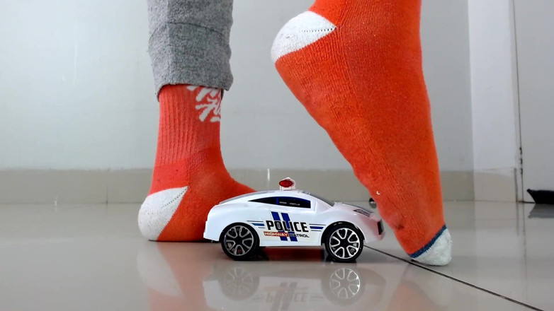 Maeling: Pies de coche de patrulla pisoteados y mamas reprimidas