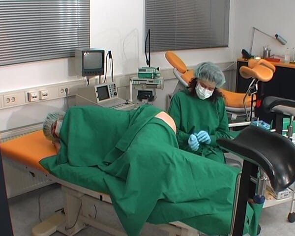Rubber & Clinic Studio - 1ATOYS: Медсестра в зеленому вбранні хірургії