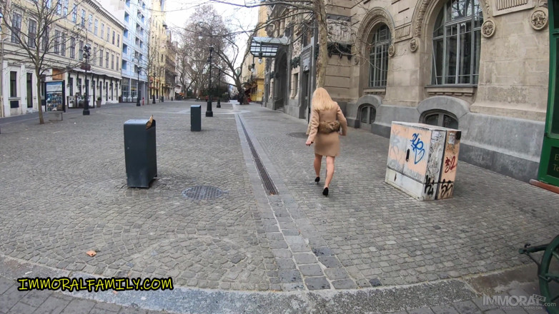 Immoral Family: Gros seins naturels, MILF, coronavirus, cure de creampie