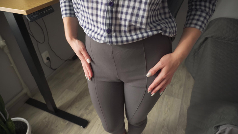 Teasecombo 4K: Une secrétaire coquine vous séduit avec son cameltoe en pantalon...