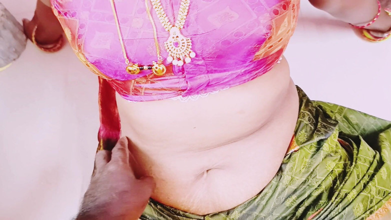 Telugu honey lips: Hintli sari ev hanımı kocasını swamiji ile sikiyor Telugu edepsizce...