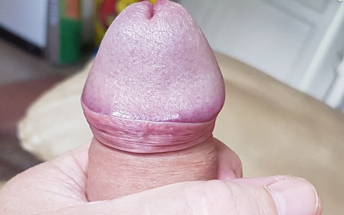 Pellefnatt: Min vän ligger på sängen och leker med sin kuk...