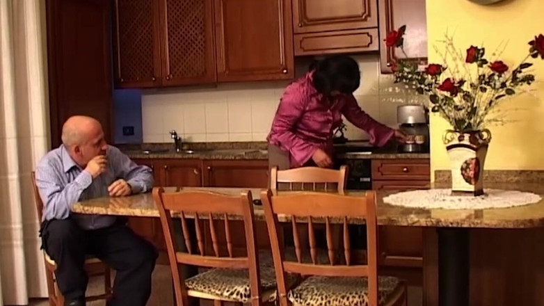 Bangora MILFs: 부엌에서 손가락과 따먹히는 발정난 밀프