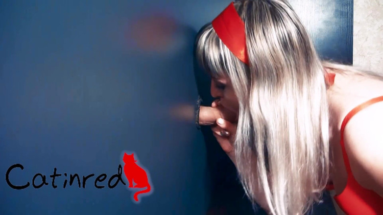 Catin Red: Крошечная милфа делает минет хую и получает оральный кримпай