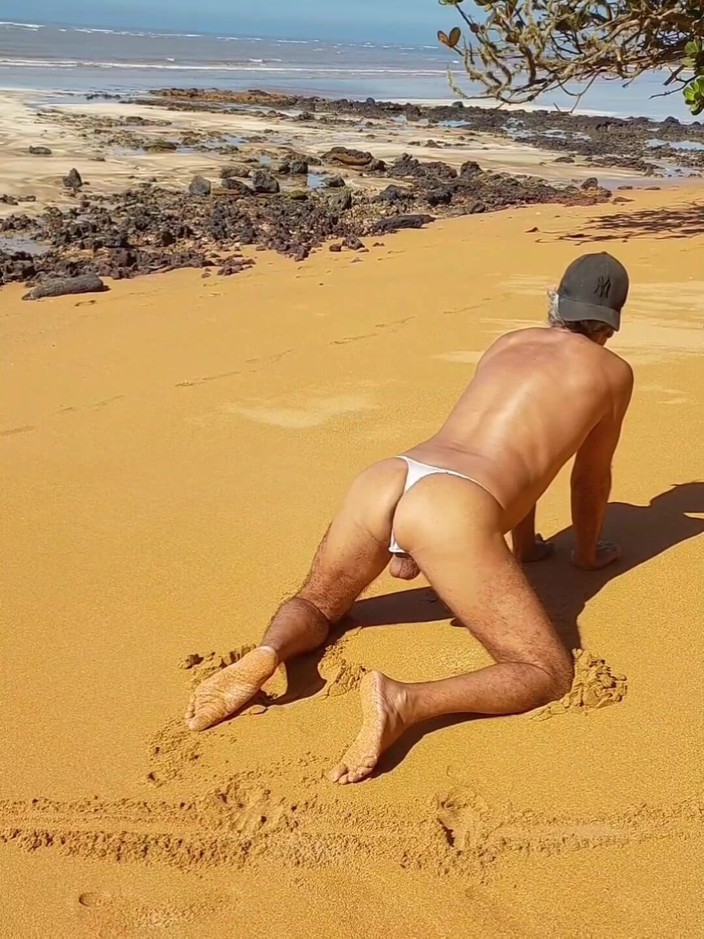 Ladysilvas: Ladysilva travesti plajda ateşli götünü külotla gösteriyor
