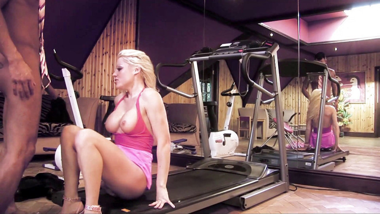 Leon Lambert Girls Twerk Parties CFNM: Calda troia bionda con figa stretta seduce un uomo d'affari...
