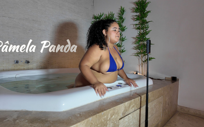 Pamela Panda: Awek bikini bersendirian dalam tab mandi panas di sebalik adegan...