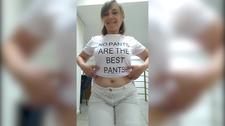 MILF Oxana: Les selfies d'une secrétaire exhibent au bureau