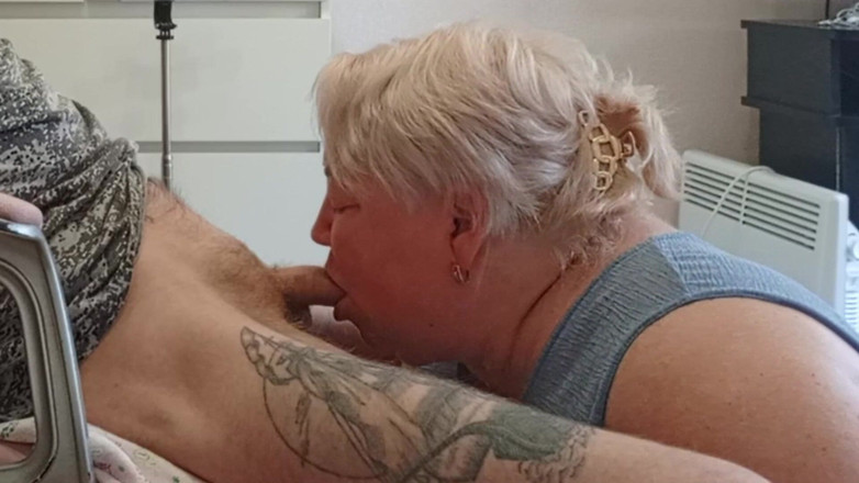 Zona901: Esposa mira como vecino chupa mi polla y traga semen