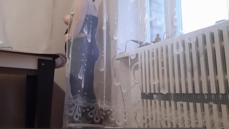 Lesbian-candys: Une MILF sexy se masturbe derrière le rideau au travail