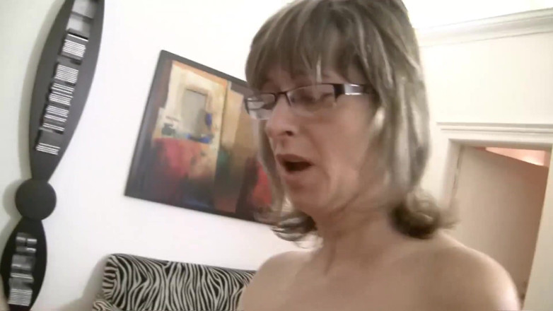 Mature Climax - 100% Mature Videos: Une GILF poilue et ses deux amis se font baiser...
