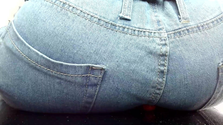 Maeling: Minúscula vizinha pisoteada em jeans e bunda sufocada ignorante