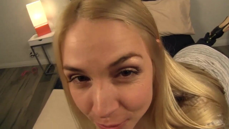 Taboo Handjobs - Liberated Eye: Rubia sabe cómo mantener a su hijastro fuera de los...