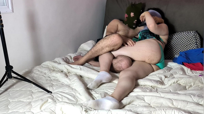 Arabic wife cuckold: En cuckold saudier delar sin fru med en svart man