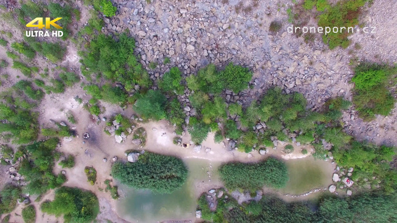 Peaches and Bananas: Baise en plein air filmée par un drone