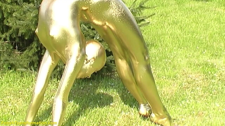 Fetish Islands: Echter flexibler schlangenschützer wird golden gemalt