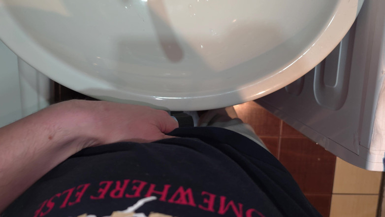 Alpha pee king: Meando Al Lavabo Del Baño - En Primer Plano