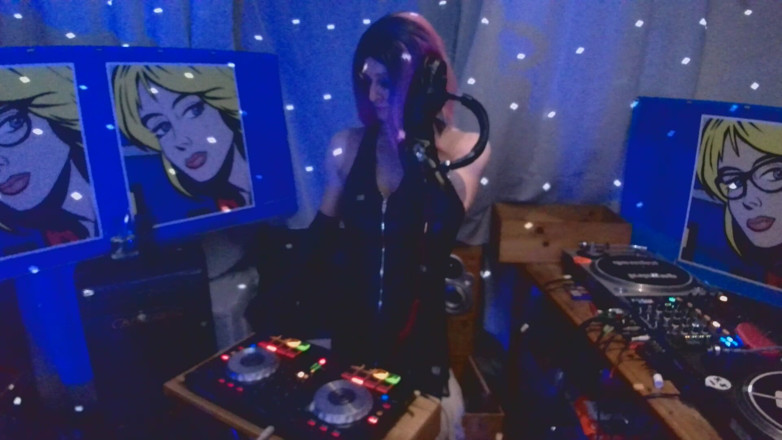 XXLUCYLUSHXX: Tetek dan Techno - Siapa yang akan menonton ini pada Livestream...