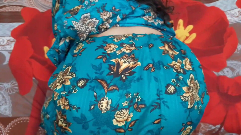 QueenbeautyQB: Desi Bhabhi ho pozvala do svého domu pod tím, že jí...