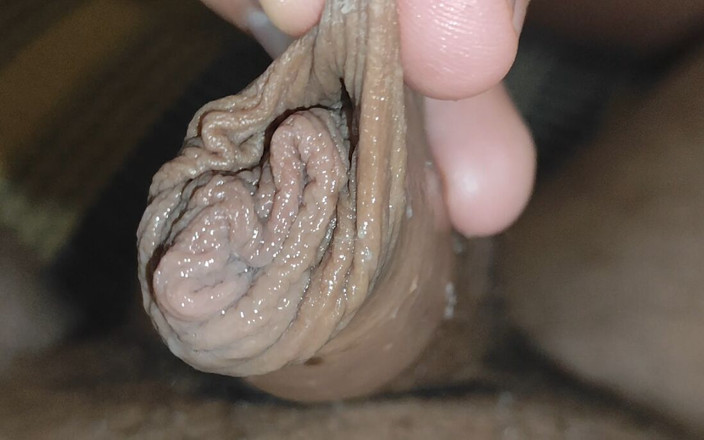DaddyDoted: Desprindea încet prepuțul de gland.