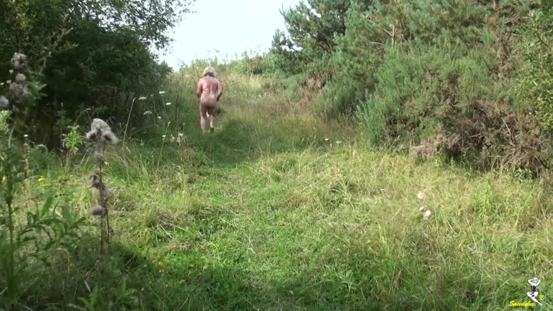Dirty Doctors Clips: Trisha joue à poil dans la forêt