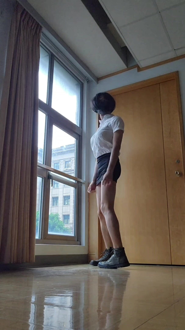 NotAFuta: Sborro in classe!! Esibizionista gina sborra mezza nuda