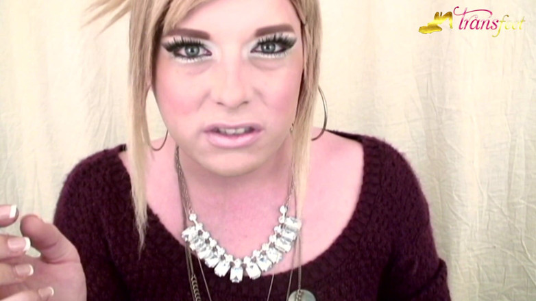 Trans and Cross-Dressers Feet: Loira travesti Mallory e suas lindas unhas rosa