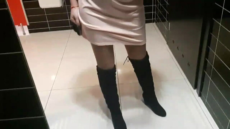 Josani Gwen: Masturbasi memek keras di toilet celana dalam im muncrat