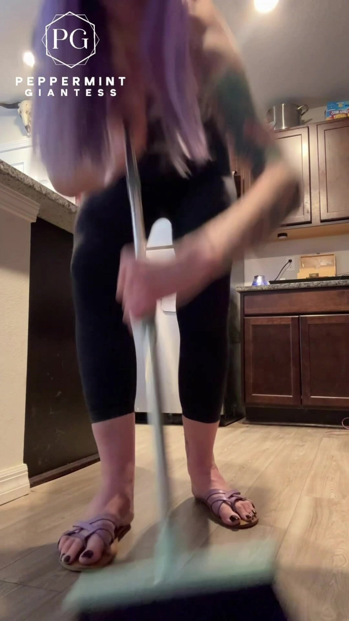 Peppermint Giantess: 6'7 Barefoot Giantess Towers Atas Segala Sesuatu di Rumah! Perbandingan...