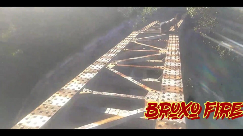 Bruxo fire: Bombomd4 voulait baiser sur le pont... les gardes sont arrivés !...