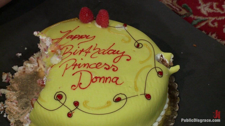 Public Disgrace by Kink: 공주 Donna의 생일 배시 2부!
