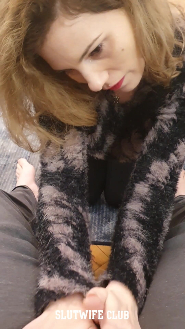 Slutwife Club: Тільки фанати - швидкий камшот на цицьки Карли!