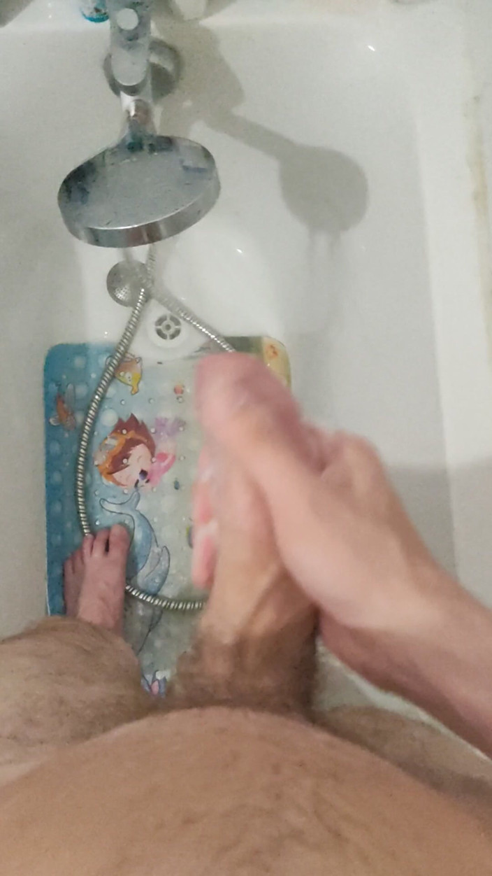 TwinkBigass: Branler Une Grosse Bite Épaisse Sous La Douche