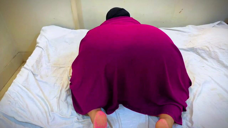 Your Boy's Cum: अरेबियन हिजाब लड़की गोल-मटोल बड़ी गांड के छेद में खिलौना डालती है, मजा