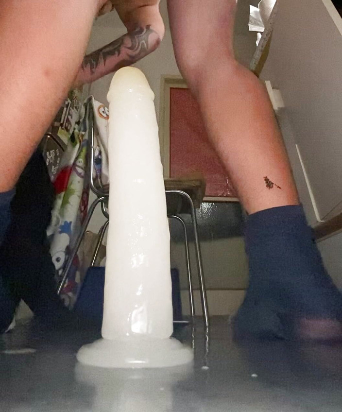 Sweethole: Sissy femboy, gode anal, chevauchage nocturne