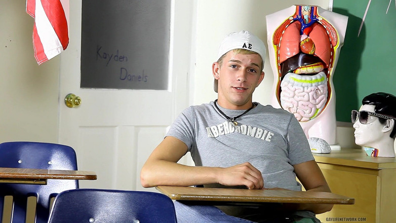 Teach Twinks: 파티 남자 Kayden Daniels 섹스 호소를 스며들다