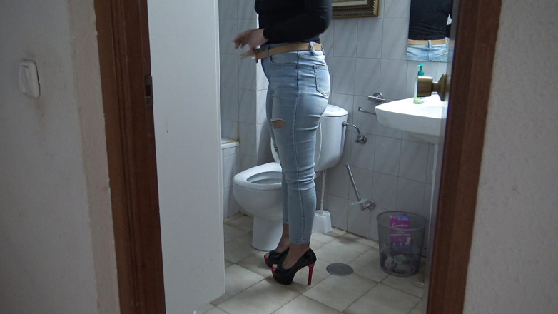 Stepmom Susan: Ma belle-mère m’a surpris en train de la regarder pisser...