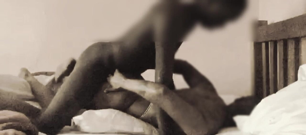 Dzaddy long strokes: 새엄마의 엉덩이에 정액