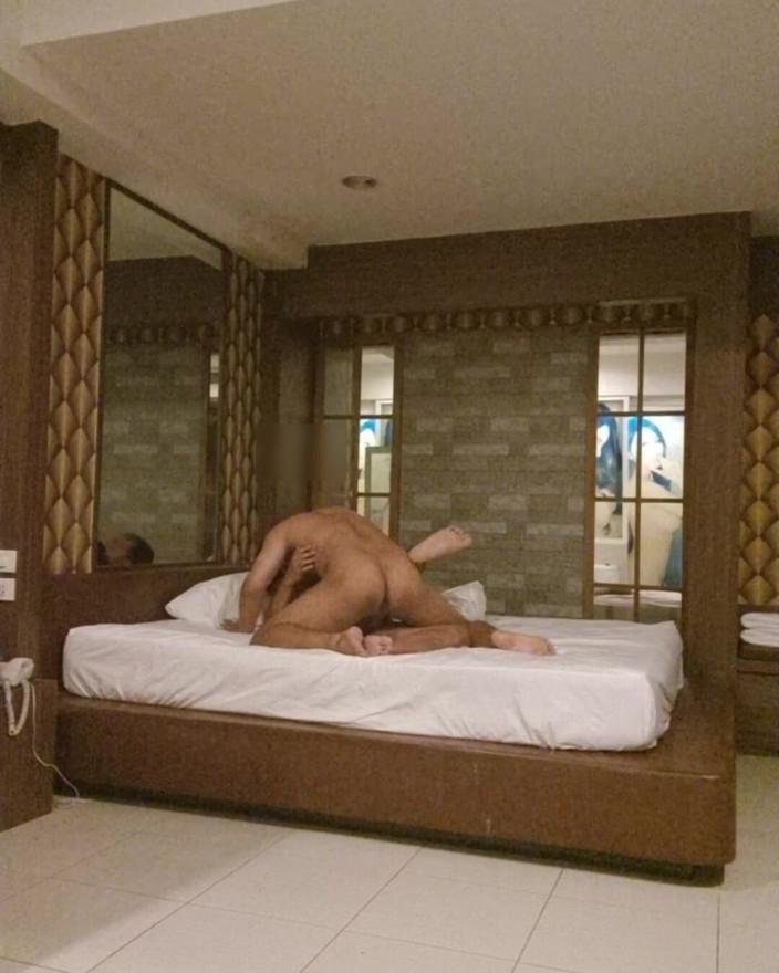 Cum: 妻が彼の携帯電話にかけてきたとき、ほとんど見つかりそうになった。