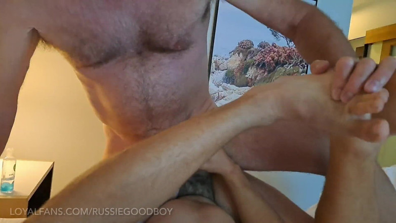 Russie Goodboy: Mon beau-père verbal me baise sans capote dans un lit,...