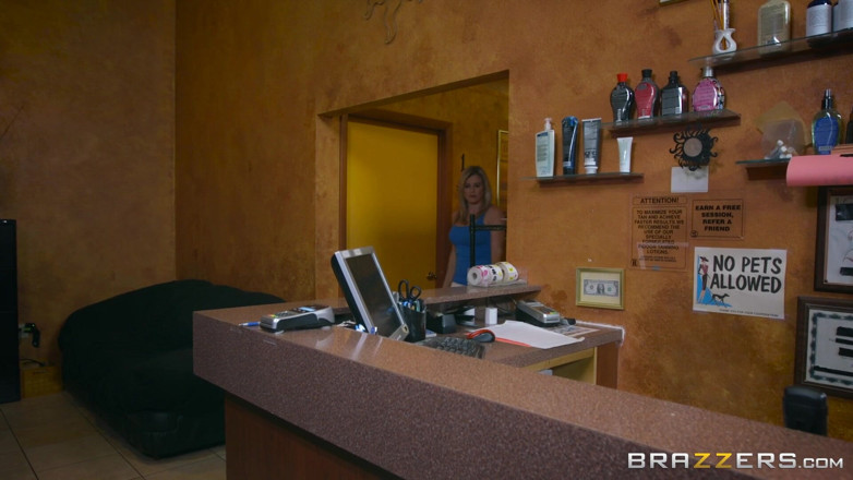 BRAZZERS: Brazzers - Cory Chase, propriétaire d’un salon de bronzage, s’enfile pour...