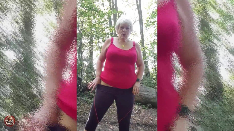 Uk Joolz: Striptis di Hutan