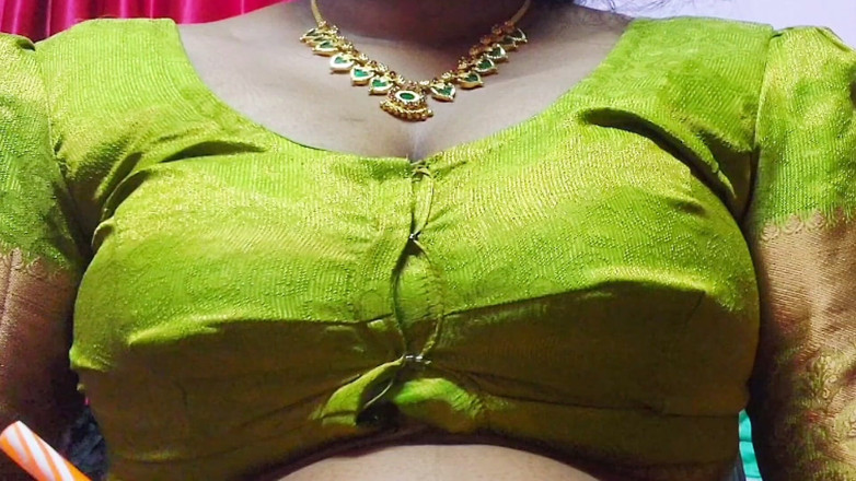 Desi Mohini: Desi seins