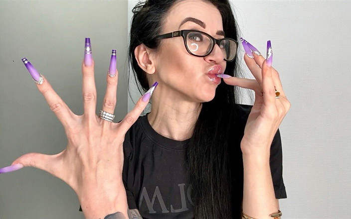 Julia domaina: Чіпляння і смоктання пальцями, довгі нігті та довгі пальці
