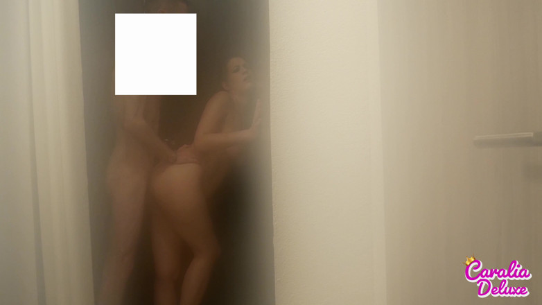 Caralia Deluxe: Colega de quarto acaba sendo dono de um bordel!