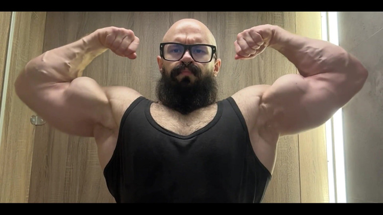 Mister Stone: Sleduješ. Dovoluji to. užívejte si výhledu. Je to víc, než...