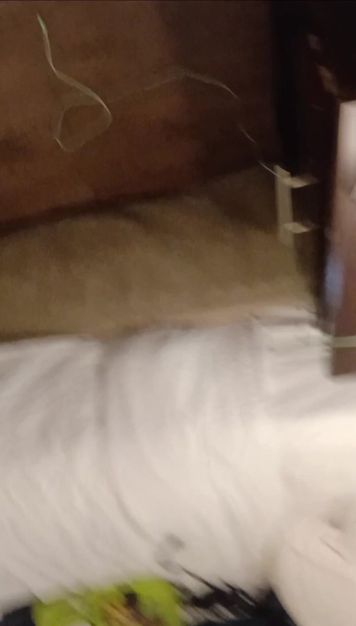 Mason D asseater: Une black joue avec son cul et sa chatte et...