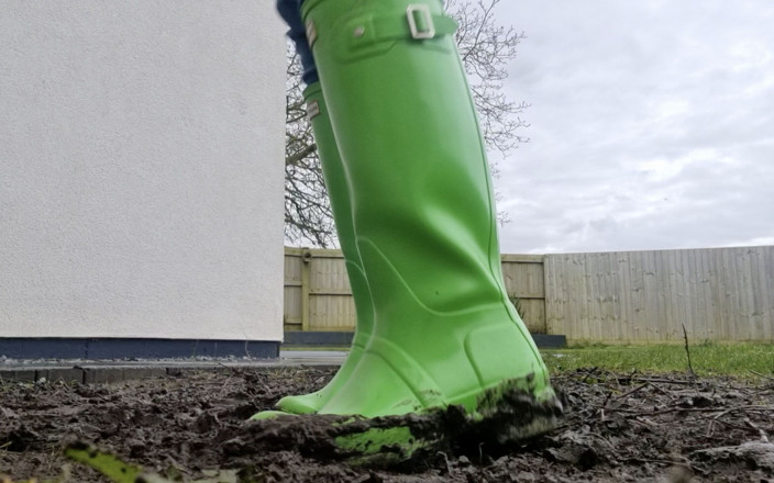 Brook Logan: Muddy Wellies ngoài trời